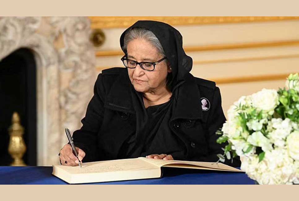 ওয়েস্টমিনস্টার হলে প্রয়াত রানির প্রতি শেষ শ্রদ্ধা প্রধানমন্ত্রীর, শোক বইতে স্বাক্ষর

