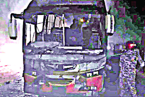 মধ্যরাতে বাসে আগুন, অল্পের জন্য রক্ষা অর্ধশত যাত্রীর