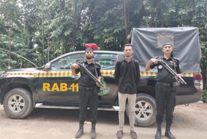 বিদেশী মদসহ শীর্ষ সন্ত্রাসী গ্রেফতার