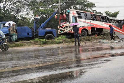 মহাসড়কের বিভাজকে উঠে গেল যাত্রীবাহী বাস, আহত ৪১