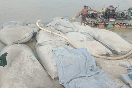 চাঁপাইনবাবগঞ্জে বাঁধ নির্মাণ কাজ শুরু