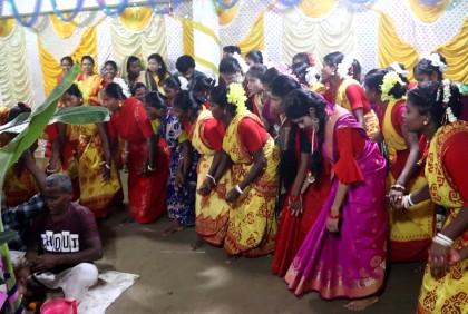 কারাম উৎসবে মাতলেন ওঁরাও সম্প্রদায়ের লোকজন