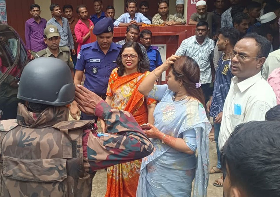 
নাইক্ষ্যংছড়ি তমব্রু সীমান্ত পরিদর্শন করেছেন জেলা প্রশাসক ও পুলিশ সুপার