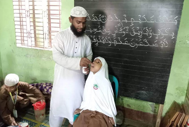 তাড়াইলে দারুল কুরআন মাদরাসায় 
কৃমি নিয়ন্ত্রণ ওষুধ খাওয়া কর্মসূচি 