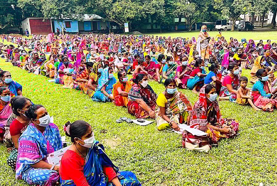 কাহারোলে আদিবাসী ও দলিতদের মাঝে আর্থিক সহায়তা প্রদান