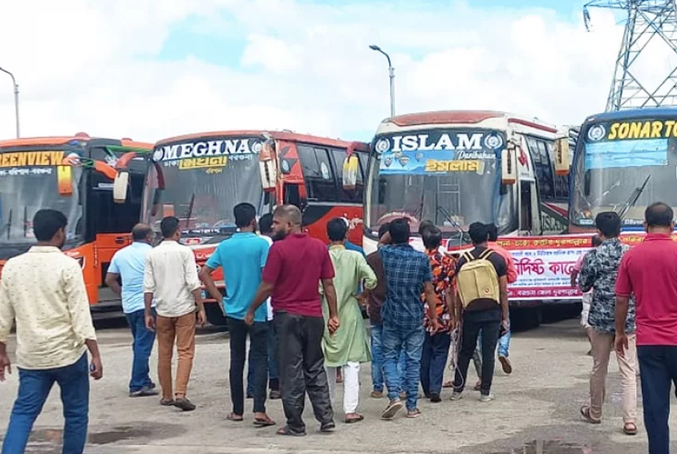 বরগুনায় বাস ধর্মঘট, ভোগান্তিতে যাত্রীরা