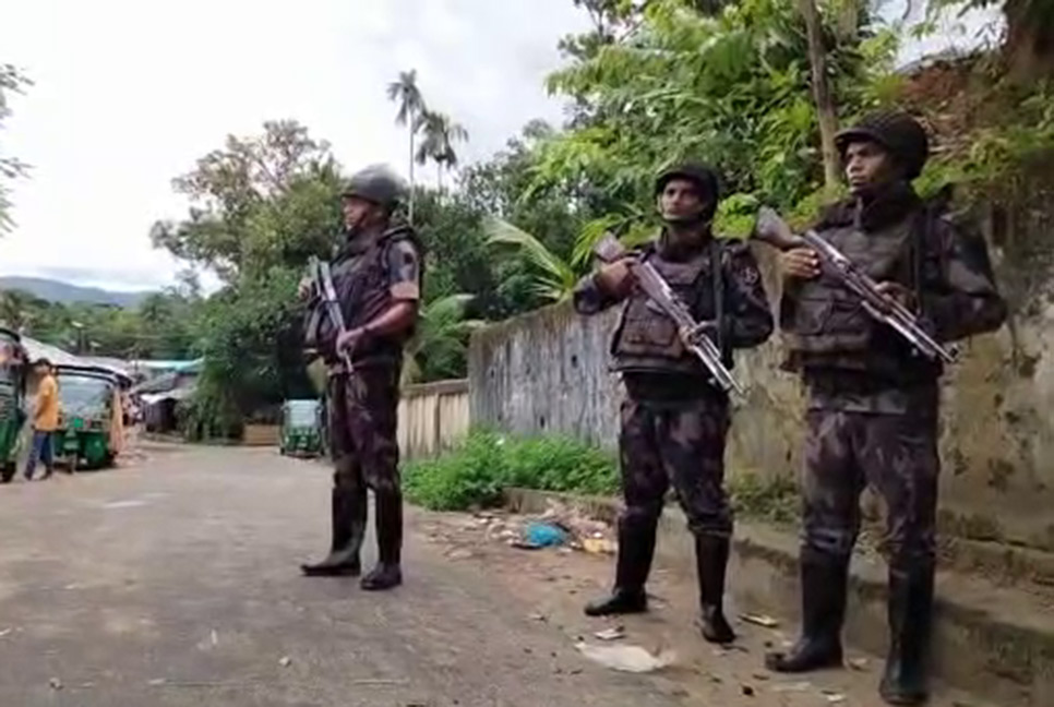 ‘ঝুঁকিপূর্ণ এলাকা থেকে বাংলাদেশিদের সরিয়ে নেওয়ার প্রস্তুতি চলছে’