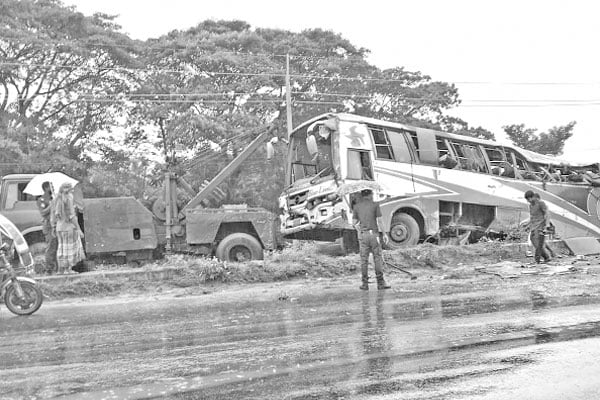 চার জেলায় সড়ক দুর্ঘটনায় স্বামী-স্ত্রীসহ নিহত ৬