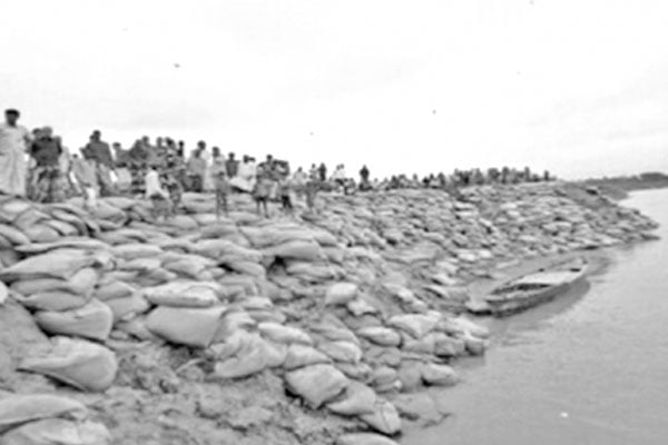 চাঁপাইয়ে ভাঙন রক্ষায় বাঁধ নির্মাণ শুরু