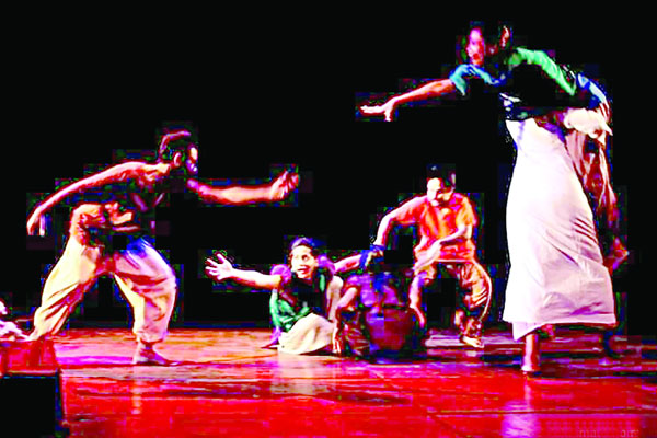 শিল্পকলায় মঞ্চায়িত অন্যধারার নাটক