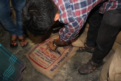 খাদ্যবান্ধব কর্মসূচির চাল চুরির চেষ্টার অভিযোগ