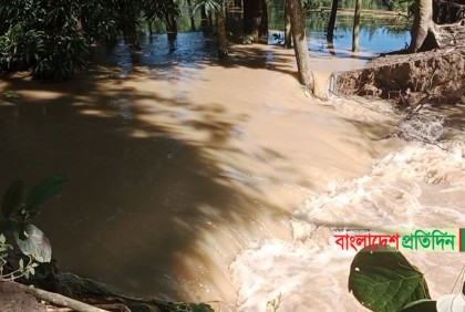 ফেনীতে মুহুরী নদীর বাঁধ দুই স্থানে ভেঙে তিন গ্রাম প্লাবিত