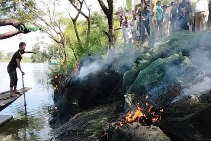 তিতাস নদী থেকে কারেন্ট জাল জব্দ 