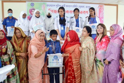 দরিদ্র শিক্ষার্থীদের মাঝে পুনাক সভানেত্রীর শিক্ষা উপকরণ বিতরণ 
