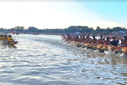 হোসেনপুরে ব্রহ্মপুত্র নদে নৌকাবাইচ, হাজারো দর্শনার্থীর ভিড়
