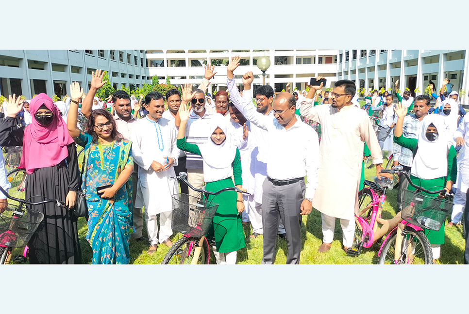 কিশোরগঞ্জে সাইকেল পেল ৭৪৮ শিক্ষার্থী