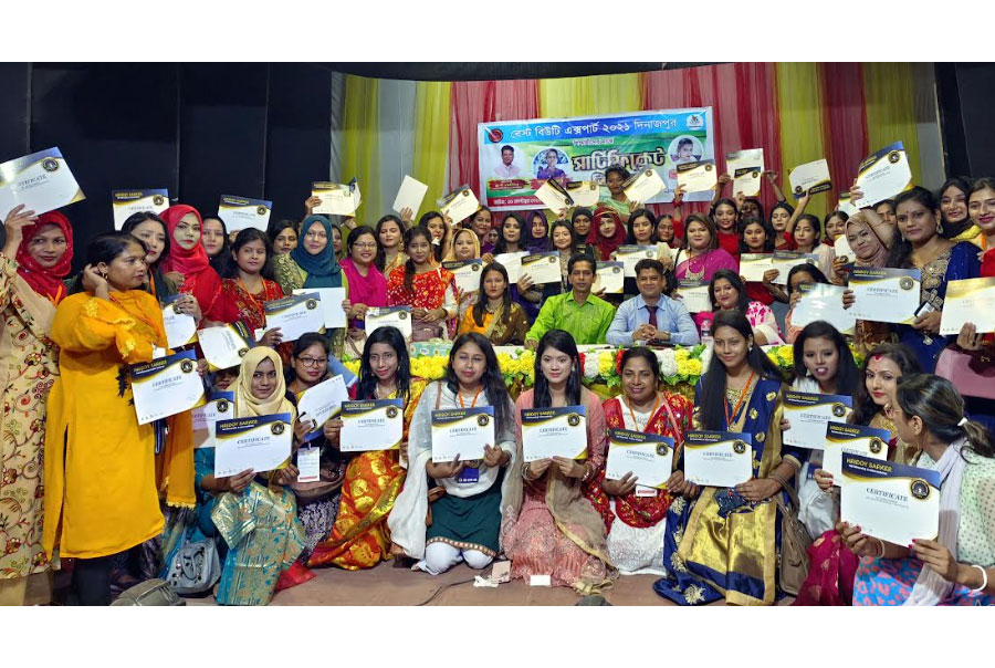 দিনাজপুরে সৌন্দর্য বিষয়ক প্রশিক্ষণার্থীদের 
মাঝে সনদ বিতরণ