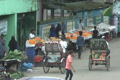 ফুটপাত দখলে, দুর্ভোগে পথচারীরা