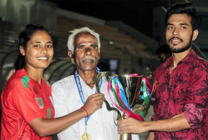 টাঙ্গাইলে ফুটবলার কৃষ্ণার বাড়িতে আনন্দের জোয়ার