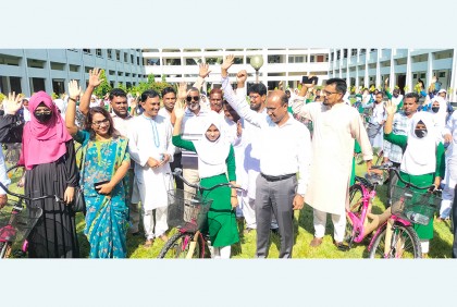 কিশোরগঞ্জে সাইকেল পেল ৭৪৮ শিক্ষার্থী