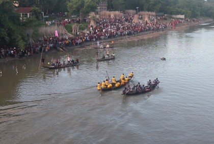 চুয়াডাঙ্গার মাথাভাঙ্গা নদীতে নৌকাবাইচ প্রতিযোগিতা