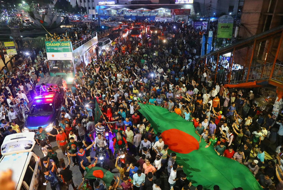 ‘ছাদখোলা’ বাসে বিমানবন্দর থেকে বাফুফে ভবনে শিরোপাজয়ী কন্যারা