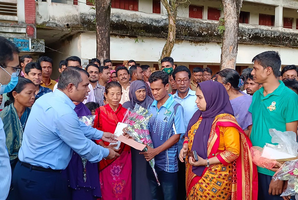 ৫০ হাজার টাকা করে পেল কলসিন্দুরের ৮ নারী ফুটবলারের পরিবার