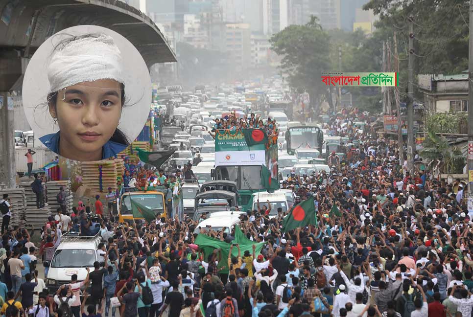 ছাদখোলা বাসে চোট পেলেন সাফজয়ী ঋতুপর্ণা, লাগল তিন সেলাই

