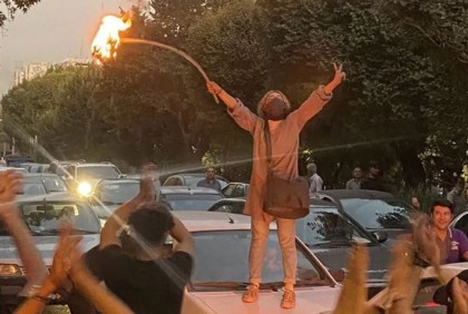 ইরানে হিজাব পুড়িয়ে বিক্ষোভ