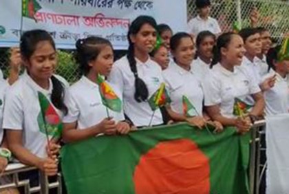 সাবিনাদের বরণ করতে বিমানবন্দরে বিকেএসপির শিক্ষার্থীরা