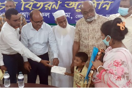মাগুরায় ২২৮ জন রোগীর মাঝে চেক বিতরণ