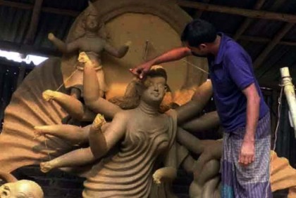 দিনাজপুরে ১২৮৩টি মণ্ডপে 
দুর্গাপূজা; ব্যস্ত মৃৎশিল্পীরা