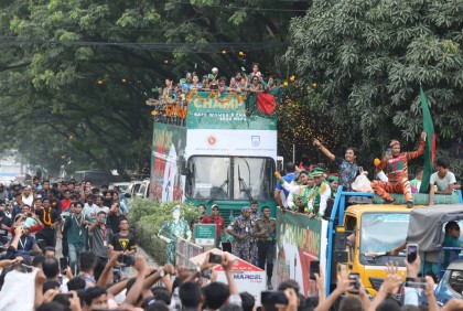 ‘ছাদখোলা’ বাসে শিরোপাজয়ী কন্যারা