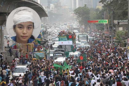 ছাদখোলা বাসে চোট পেলেন সাফজয়ী ঋতুপর্ণা, লাগল তিন সেলাই


