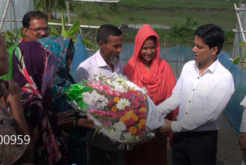 সালমা-মাছুরার বাড়িতে ফুল-মিষ্টি নিয়ে হাজির জেলা প্রশাসক