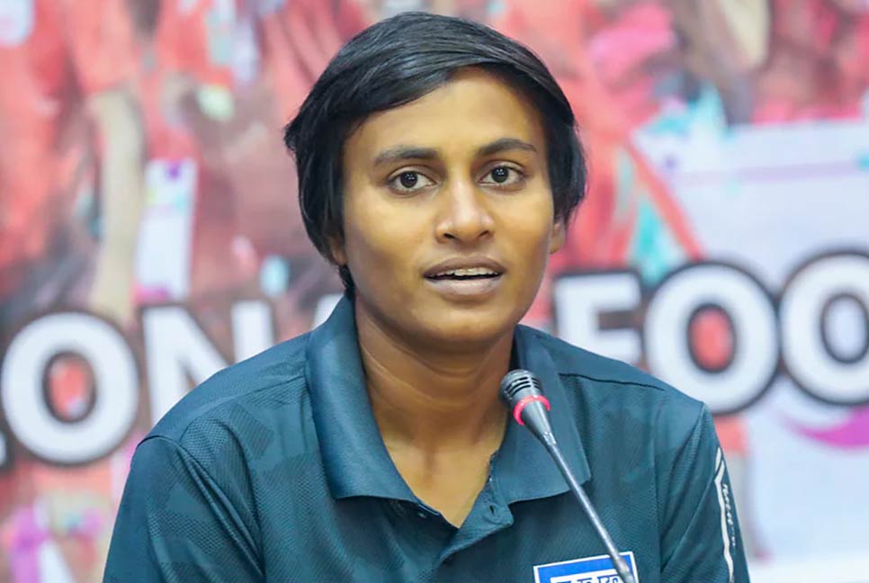 সংবাদ সম্মেলনে দাঁড়িয়ে থাকা নিয়ে যা বললেন সাবিনা