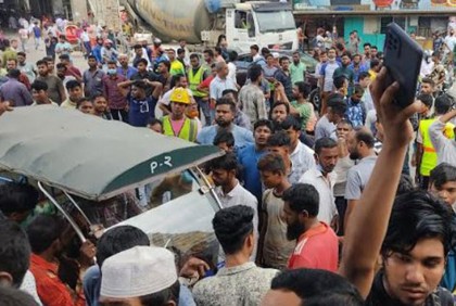 মিরপুরে সড়ক অবরোধ করেছে রিকশা চালকরা
