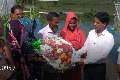সালমা-মাছুরার বাড়িতে ফুল-মিষ্টি নিয়ে হাজির জেলা প্রশাসক