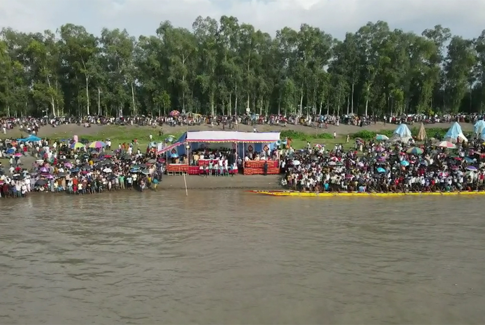 টাঙ্গাইলে যমুনা নদীতে নৌকা বাইচ প্রতিযোগিতা