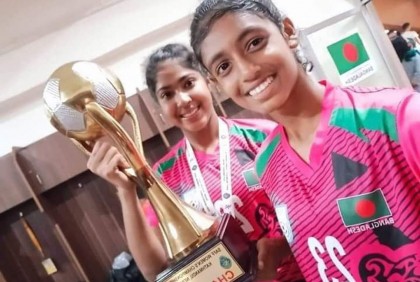 সাফ চ্যাম্পিয়ন দলের দুই ফুটবলারকে লাখ টাকা দিচ্ছেন মাগুরা জেলা প্রশাসন 