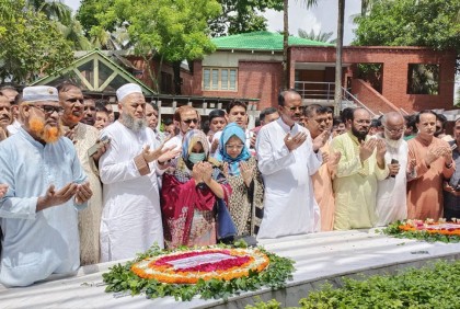 বঙ্গবন্ধুর সমাধিতে গৃহায়ন ও গণপূর্ত সচিবের শ্রদ্ধা