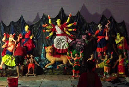 দুর্গাপূজা, তুলির শেষ টান দিতে ব্যস্ত প্রতিমা শিল্পীরা