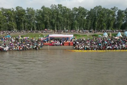 টাঙ্গাইলে যমুনা নদীতে নৌকা বাইচ প্রতিযোগিতা