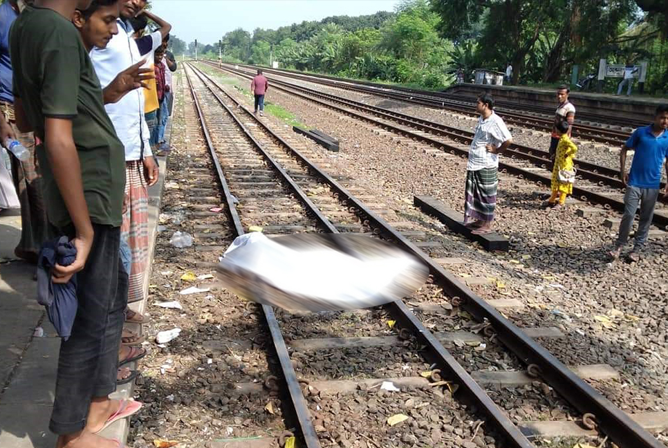 ট্রেনে উঠতে গিয়ে বাবা-মায়ের সামনেই গেল বিশ্ববিদ্যালয় ছাত্রের প্রাণ!