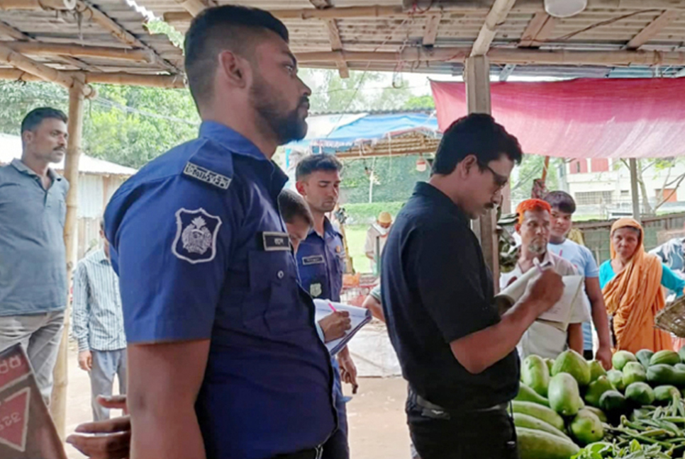 বগুড়ায় কাঁচাবাজারে অভিযান, চার ব্যবসায়ীকে জরিমানা