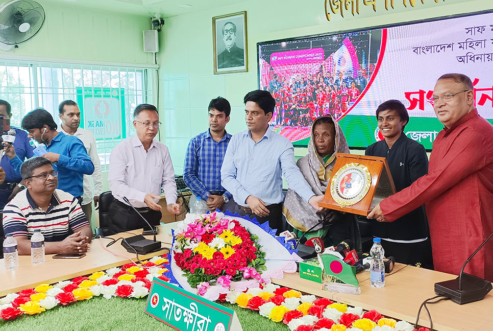 সাফ জয়ী নারী ফুটবল দলের অধিনায়ক সাবিনাকে সংবর্ধনা