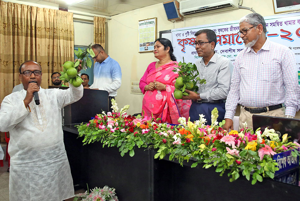 কৃষিতে গুরুত্বপূর্ণ অবদানে দু’জনকে বারি’র সম্মাননা প্রদান