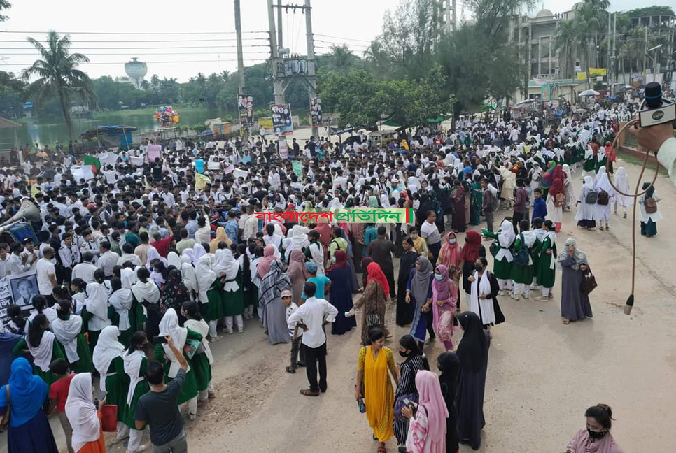 ছাত্রীকে ধর্ষণ ও হত্যা : ফাঁসির দাবিতে উত্তাল নোয়াখালী শহর


