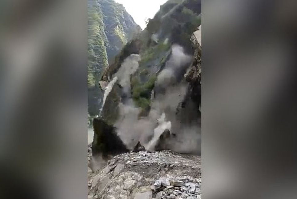 উত্তরাখণ্ডে ধসে পড়লো পাহাড়, ভিডিও ভাইরাল 

