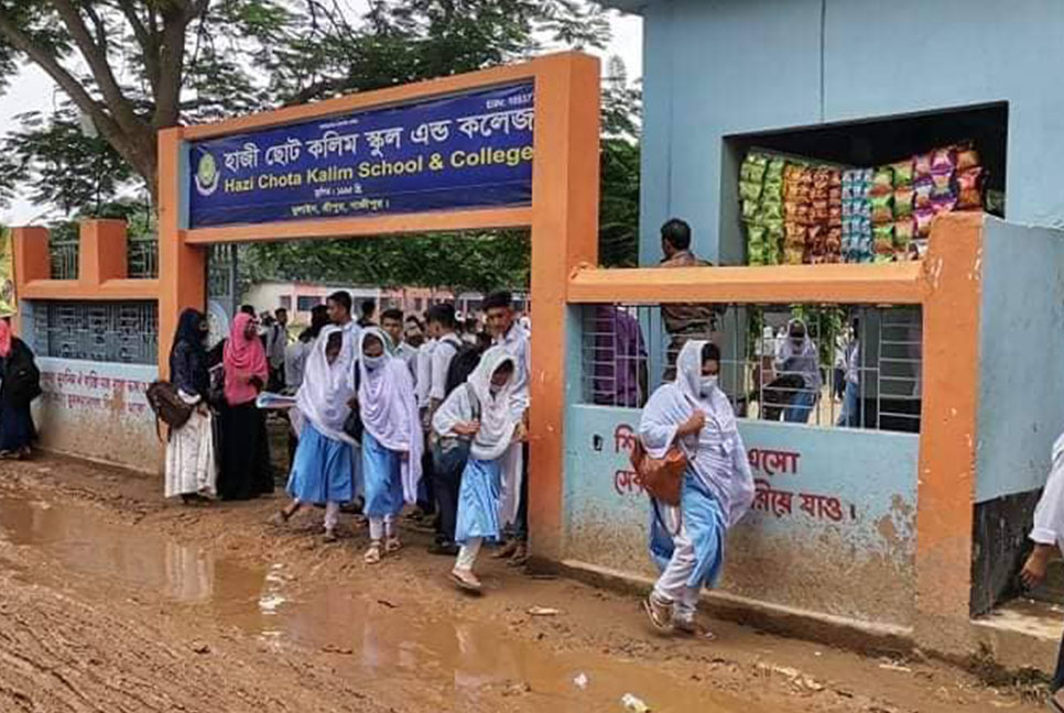 এসএসসি পরীক্ষার কক্ষে ফেসবুক লাইভ, দুই শিক্ষার্থী বহিষ্কার